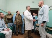 Президент на передовой вручил награды военным ВСУ