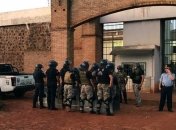 Прорыли тоннель: из тюрьмы Парагвая сбежали десятки "очень опасных" преступников