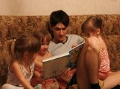 Папины сказки: как уложить тройняшек спать