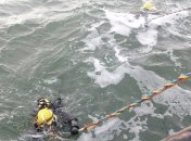 Спасатели продолжают поиски рыбаков с затонувшего траулера