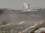 В Британии пилот пытался посадить самолет при штормовом боковом ветре (Видео)