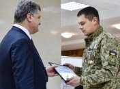 Президент в Николаеве вручил ордера на квартиры для семей 15 участников АТО