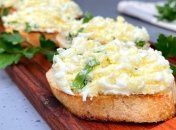 Бутерброди з намазкою з ікрою мойви чудово вгамують голод.