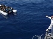 В Британии задержали мигрантов, которые приплыли на надувной лодке