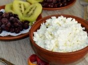 Названы вредные и полезные свойства творога