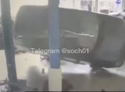 Авто чуть не раздавило трех человек на СТО: момент ЧП попал на видео