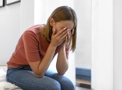 Людина плаче.