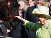 Так по-весеннему: королева Елизавета II вышла в свет в пальто цвета лайма