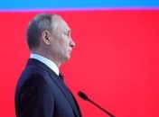 Один из гостей перед выступлением Путина упал на пол, пытаясь занять лучшее место