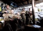 Военнослужащие пригласили политика к себе на линию огня