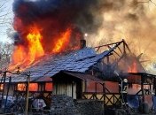 В Киеве в Гидропарке сгорело деревянное кафе: фото и видео 