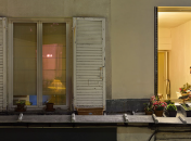 Фотограф заглянул в окна ньюйоркцев и парижан, и вот что он увидел (Фото)