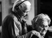 Названа главная причина женского долголетия