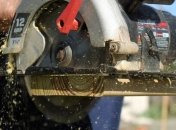 Пришили обратно: женщина в Словении ради страховки отпилила руку