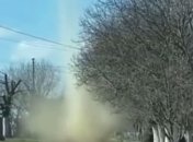 Смерч и настоящее торнадо: редкие явления под Черновцами попали на видео