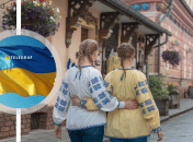 Девушки идут по улице