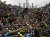 Нашествие велосипедов в Китае: Громадные парковки и гигантские свалки (Фото)