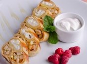 Рецепт дня: блинные роллы с творогом и фруктами