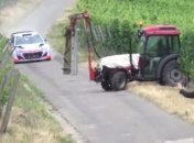 Трактор помешал гонщику на ралли (Видео)