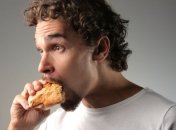 Мужчины, которые не спят всю ночь, едят больше энергетической пищи