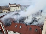 В Вышгороде во время пожара провалилась крыша многоэтажки