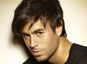 Веселый папа: Энрике Иглесиас дурачится со своими детьми (ВИДЕО)