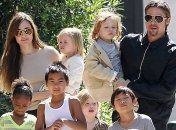 Важно помогать людям: правила воспитания детей от актрисы Анджелины Джоли 