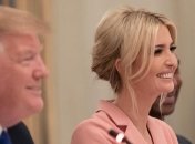 Нежно-розовый классический костюм: очаровательный образ Иванки Трамп