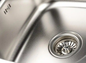 Через потрапляння залишків їжі в слив, утворюється неприємний запах