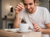 Мужчина с чашкой