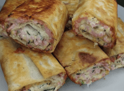 Гарячі рулетики з лаваша з ковбасою та сиром — чудова альтернатива гарячим бутербродам.