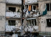 У Києві уламки снаряда, що впав, підпалили багатоповерхівку: ексклюзивні фото