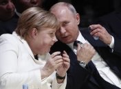 Путин рассказал Меркель о "необходимости закрепления особого статуса Донбасса в законах Украины"