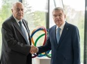 Томас Бах и представитель делегации Палестины Джибриль Раджуб