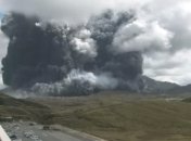 Стовп попелу від вулкана Асо