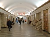 "Стрелять буду!" Неизвестные устроили вооруженные разборки прямо на станции метро в Киеве (видео)