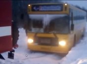 МЧСники вытаскивают автобус из сугробов (Видео)