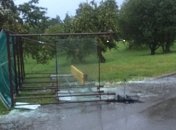 В Минске шквалистый ветер опрокинул остановку, есть пострадавшие