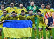 Збірна України з футболу та Дональд Трамп з трофеєм Кубка світу