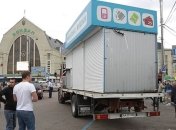 В Киеве возле вокзала срочно убирают киоски