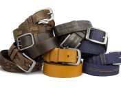 Некоторые модели ремней могут удешевлять образ и выглядеть нелепо