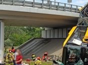 В Варшаве автобус упал с моста и разломился пополам: есть погибшие и пострадавшие