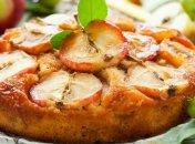 Шарлотка з яблуками: як приготувати соковитий і ароматний пиріг