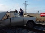 В Запорожской области поезд на переезде протаранил автомобиль