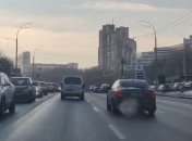 ДТП-"паровозик" заблокировал движение авто в Киеве: видео с места и пробки на карте