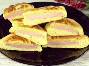 Для приготовления закуски можно использовать любой вид вареной колбасы или ветчины