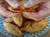 Пирожки получаются хрустящими снаружи и мягкими изнутри