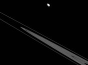 Cassini передала снимок "парящего" над кольцами Сатурна Эпиметея