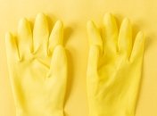 Для уборки дома выбирайте плотные перчатки