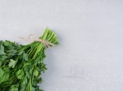 Стебли зелени сделают бульон ароматным